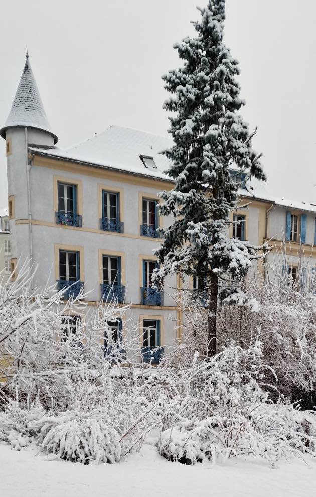 Notre hôtel historique ChezJeanne, sous la neige auvergnate