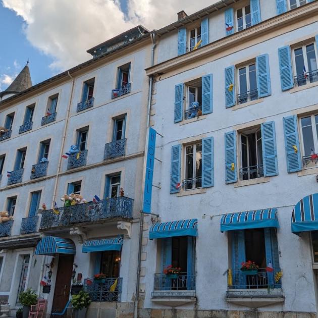 Avec ses nombreuses fenêtres aux volets bleus, et ses charmants en fer forgé, profitez des charmes de l'Hôtel ChezJeanne