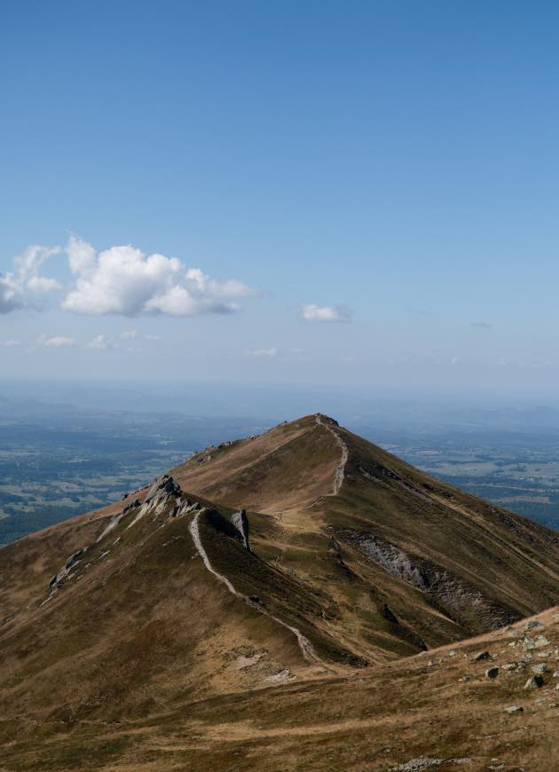 Une vue sur les montagnes d'Auvergne au coeur de la nature pour des vacances d'été sous le signe de l'aventure