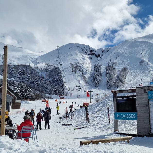 Des skieurs profitent de leur journée de ski à la station de ski Le Lioran