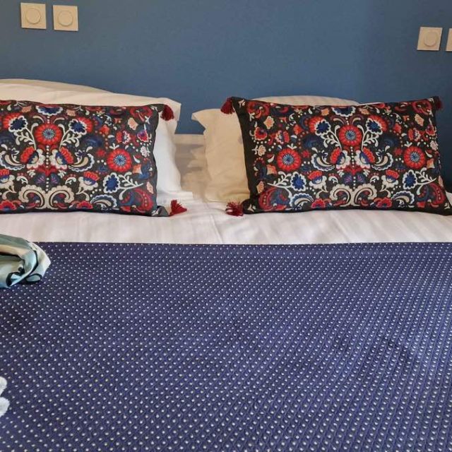 Un grand lit double avec une décoration élégante vous attend pour votre séjour à La Bourboule