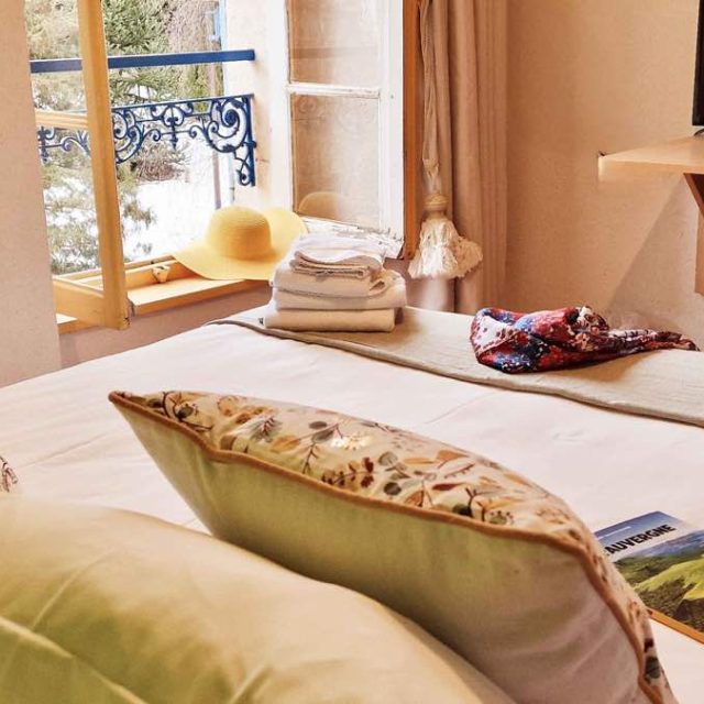 Télévision, fenêtre, serviettes et literie confortable, tout pour un séjour réussi en Auvergne